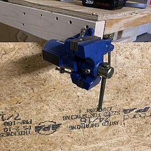 Central forge top table swivel vise