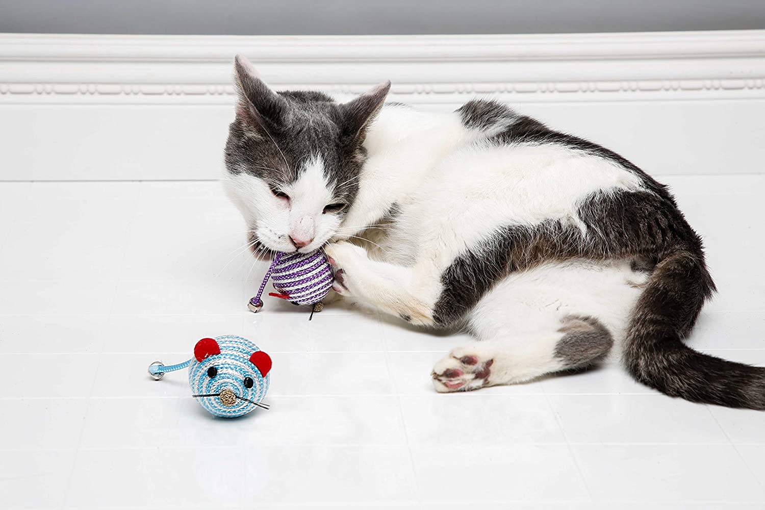 Hartz Cattraction Silver Vine Catnip Cat Toys Bell Mouse 1 97